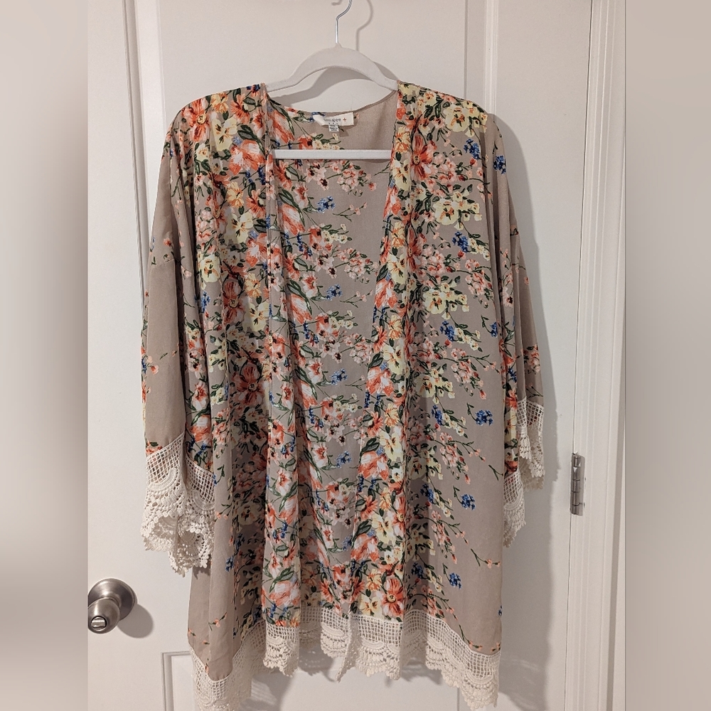 Umgee Floral Kimono Beige with Bright floral pattern and Lace details size 2XL